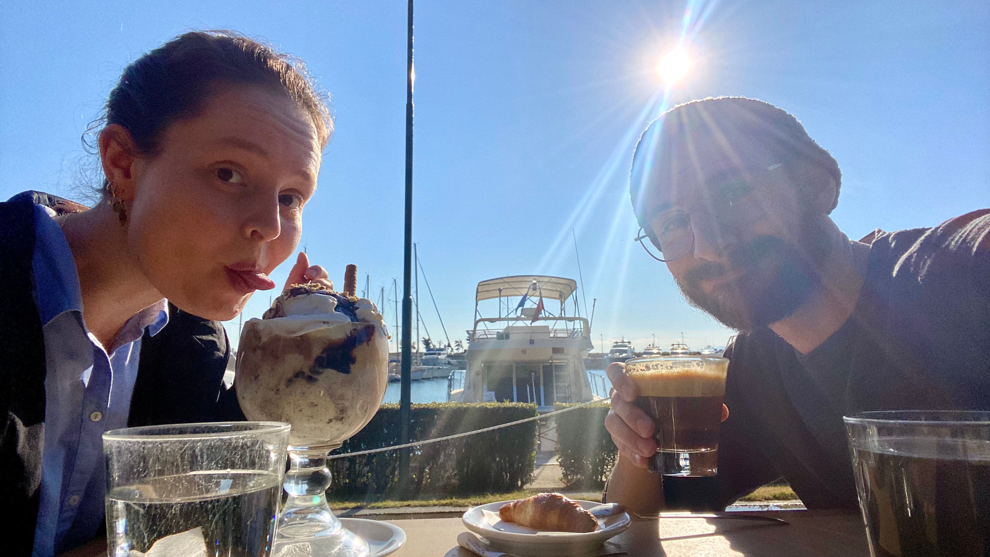 Eisessen und Cappuccinieren