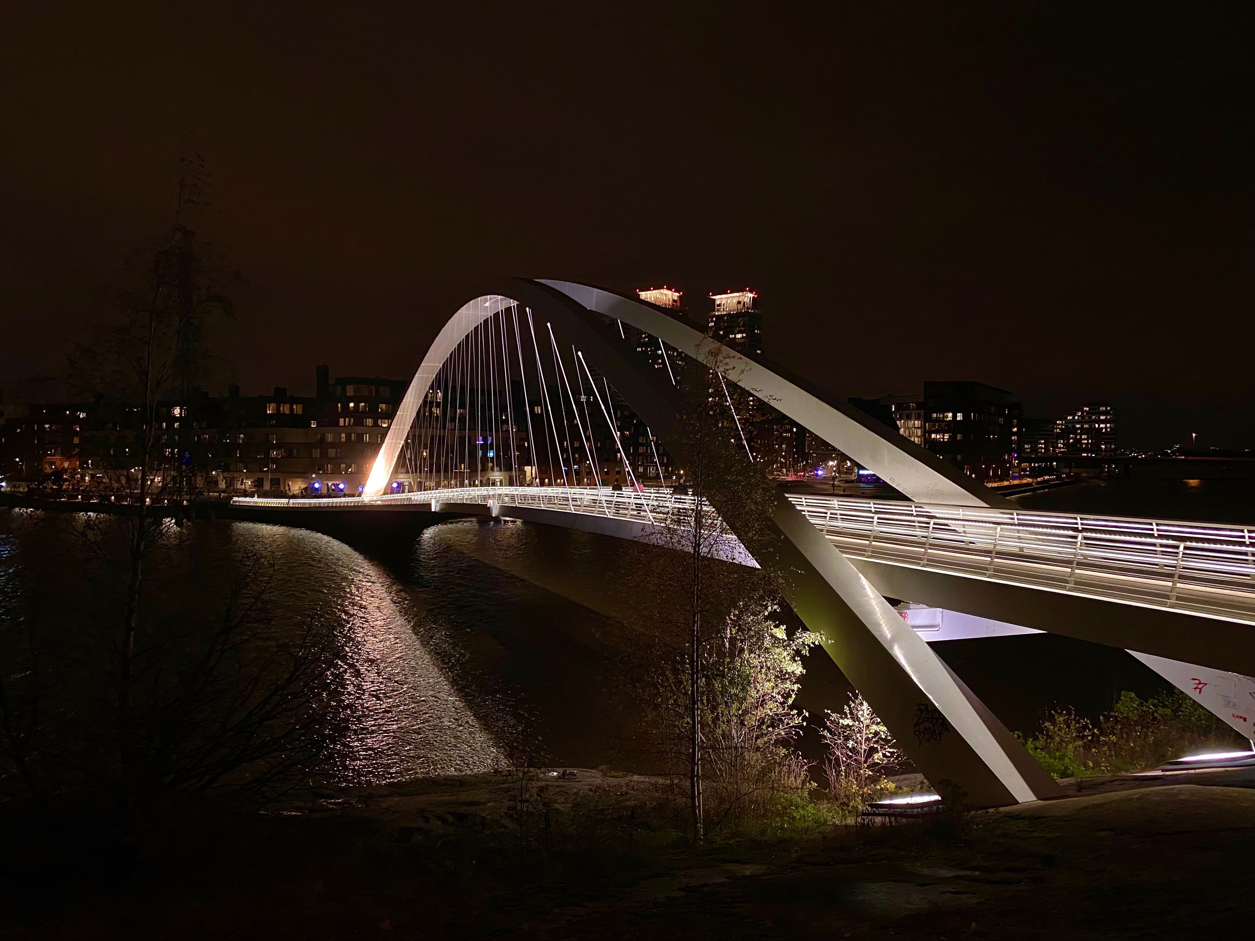 Helsinki Brücke bei Nacht