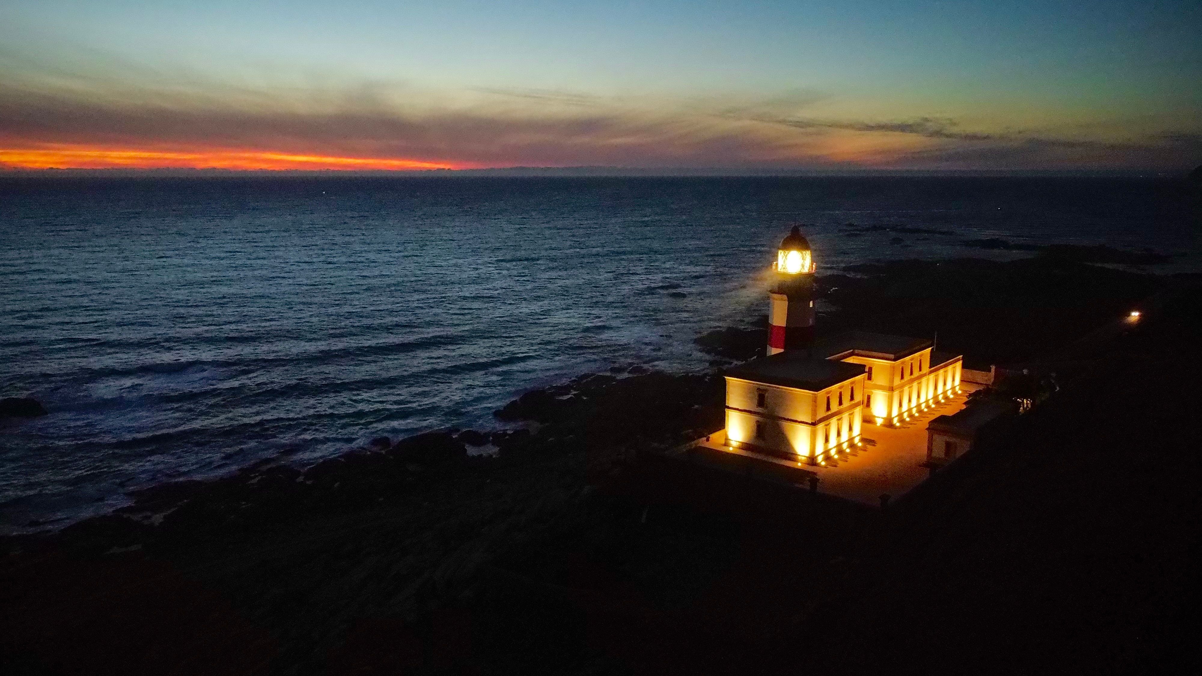 Leuchtturm bei Nacht